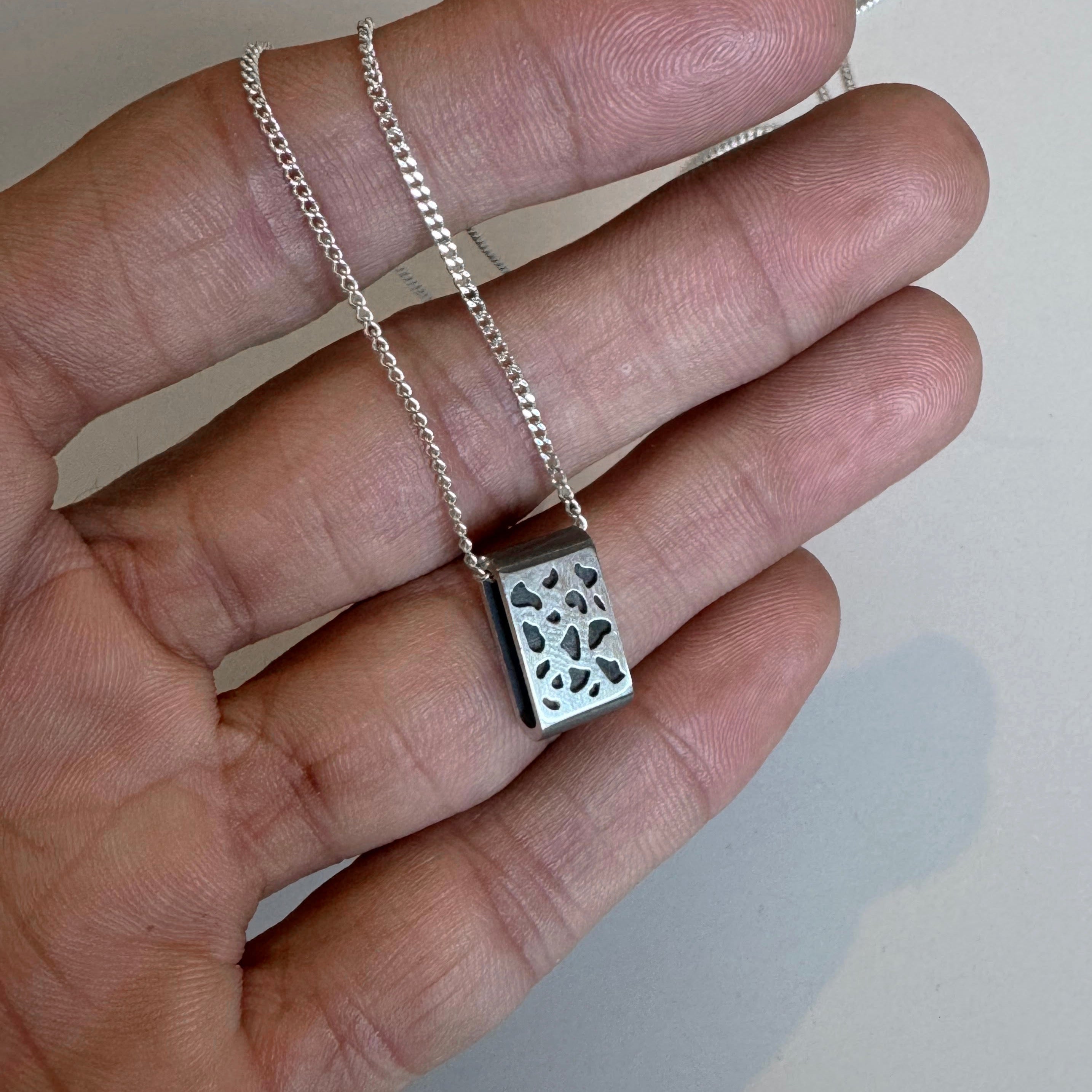 שרשרת חריטה מנומרת