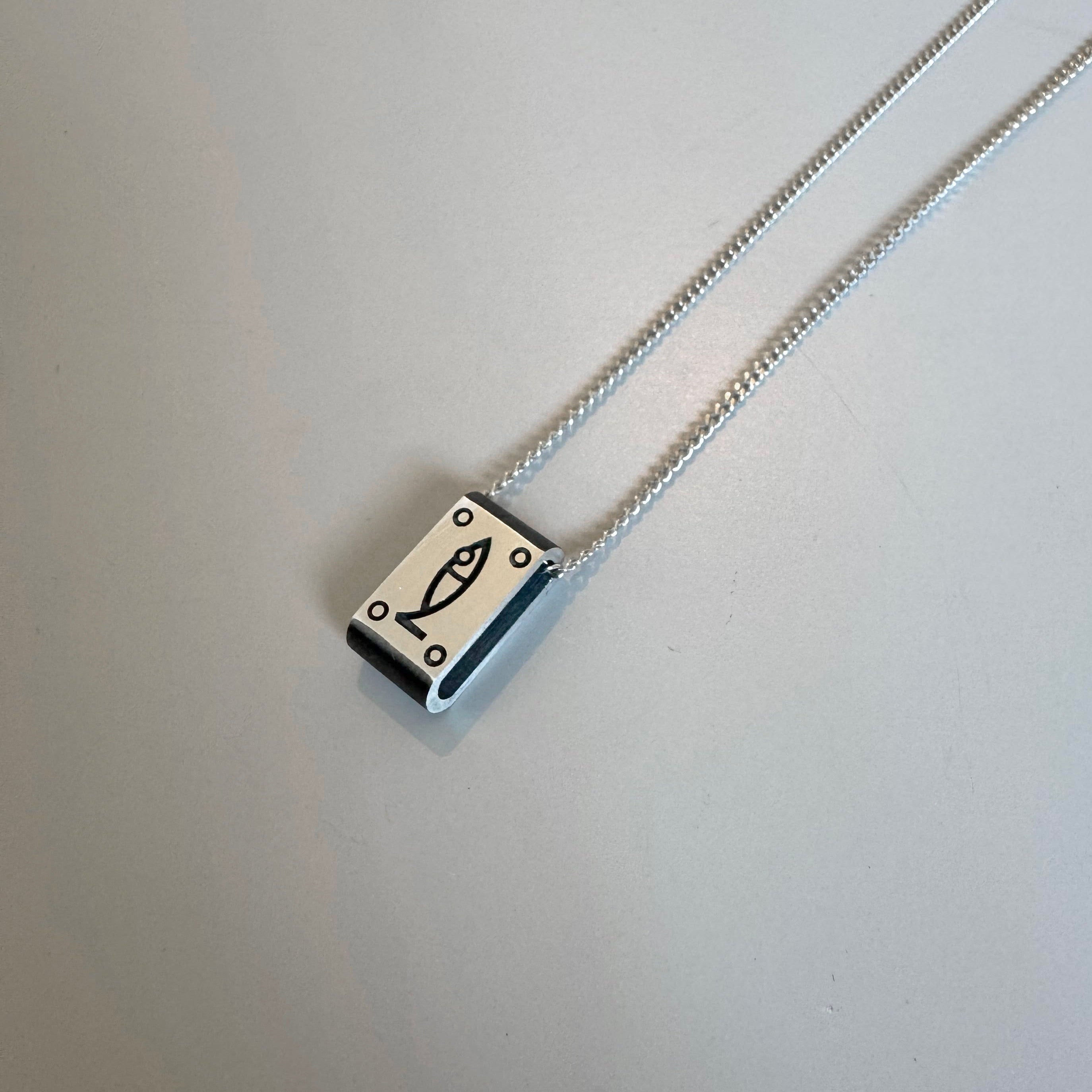 שרשרת דג חרוטה