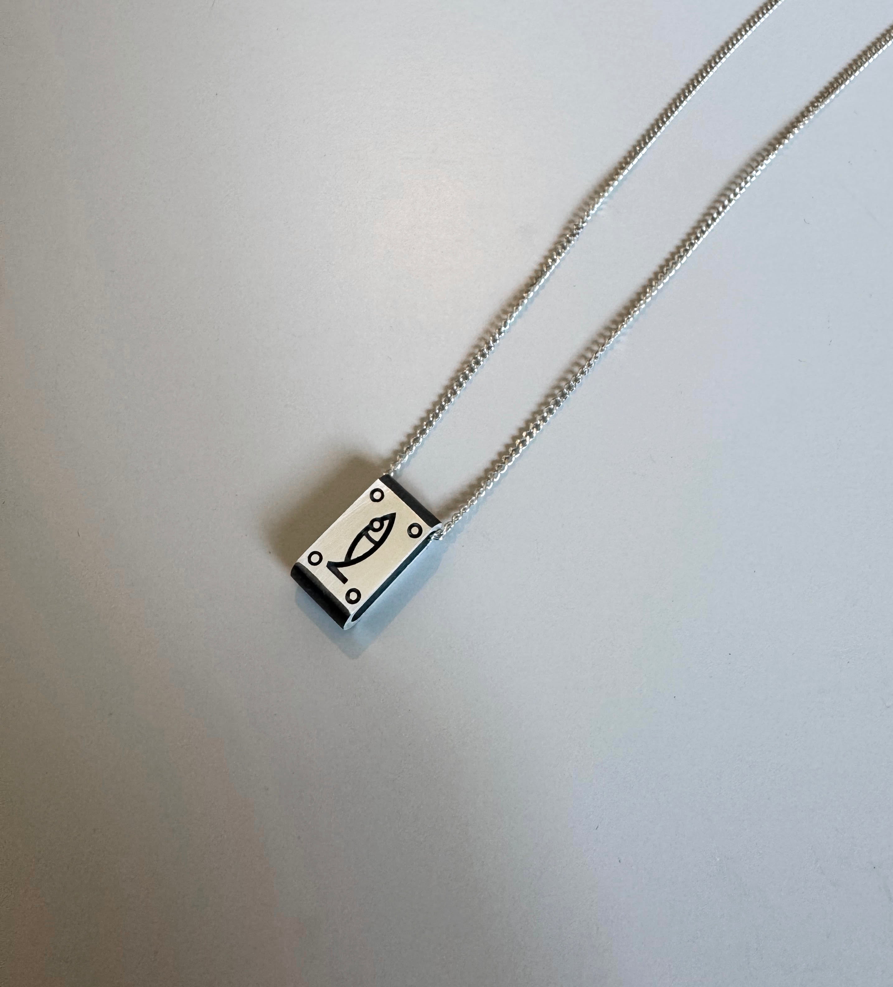 שרשרת דג חרוטה