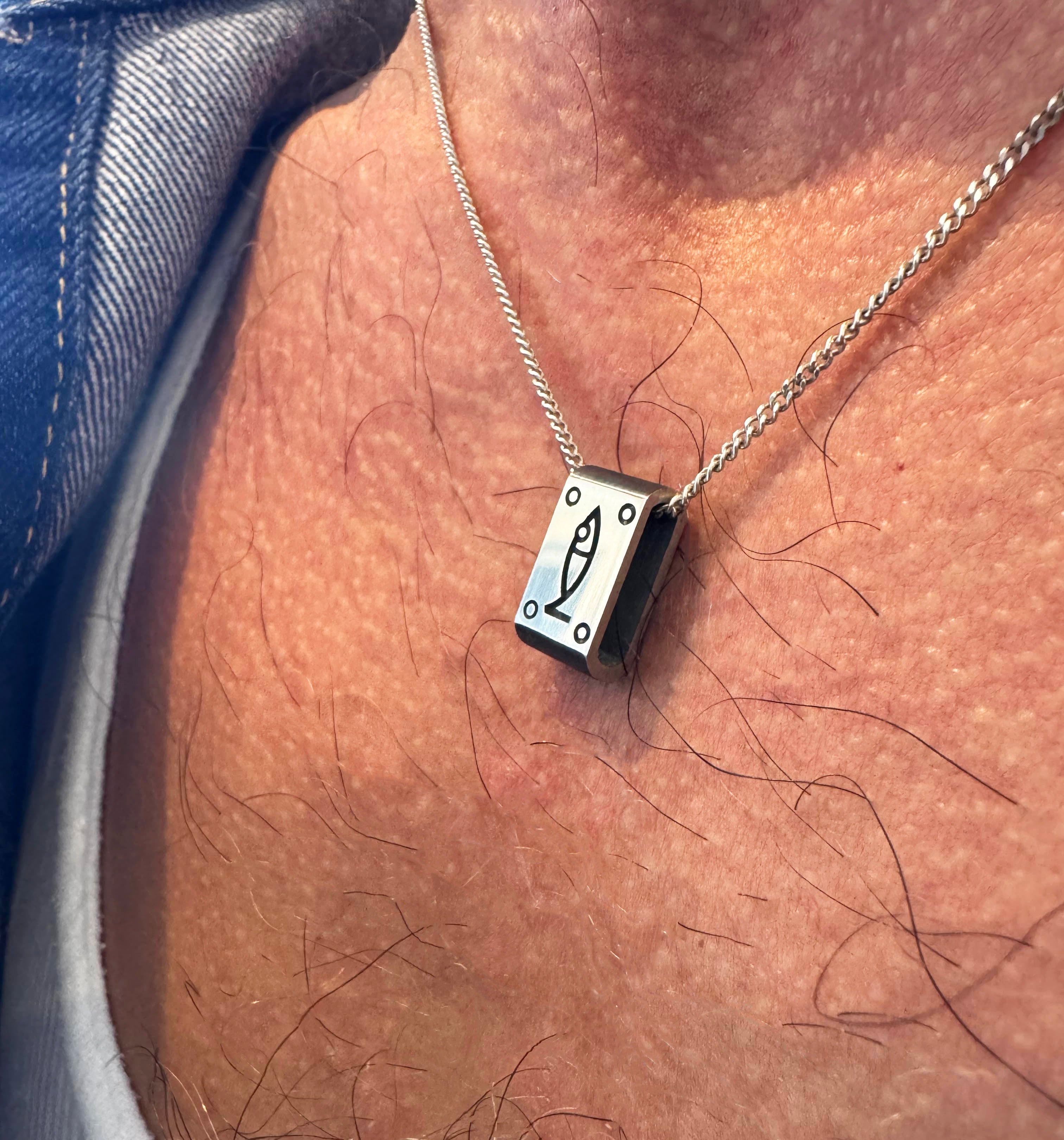 שרשרת דג חרוטה