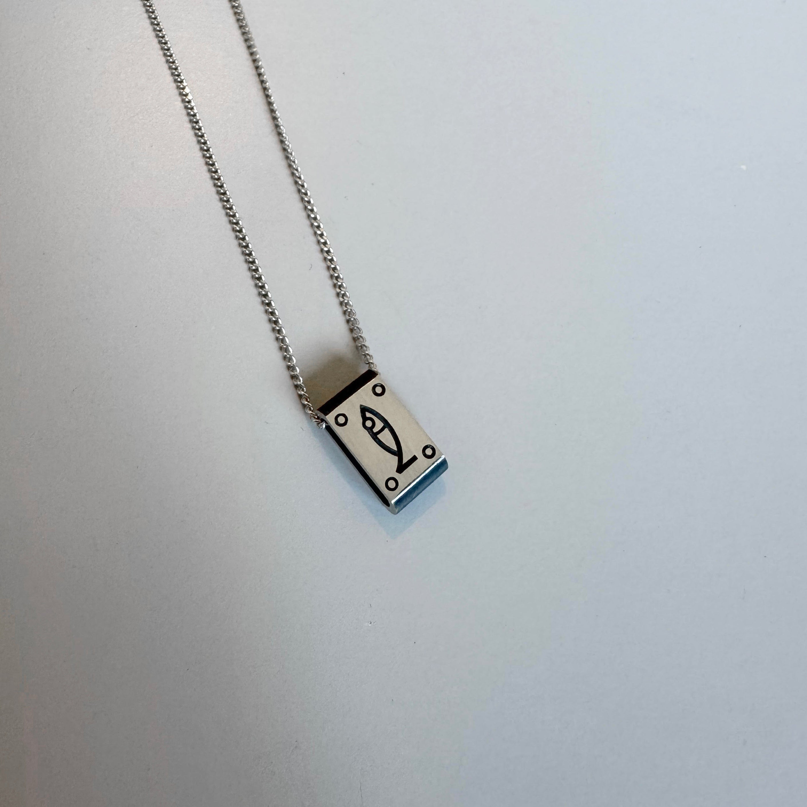 שרשרת דג חרוטה