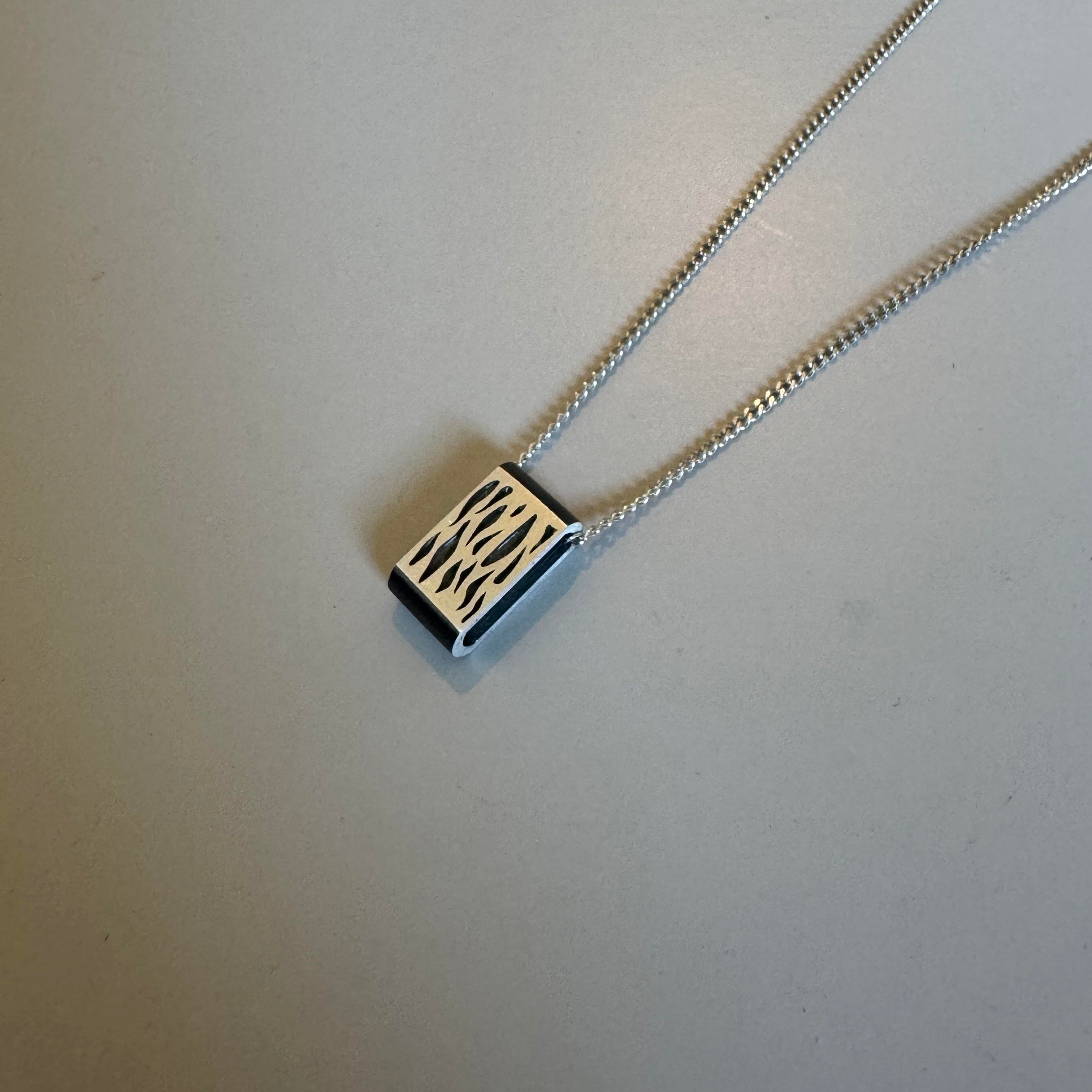 שרשרת חריטה זברה